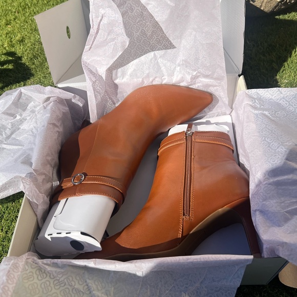 Bandolino Galayn 3 9.5
Brown Heeled Booties with Slim Heel and Short Shaft - Picture 3 of 11